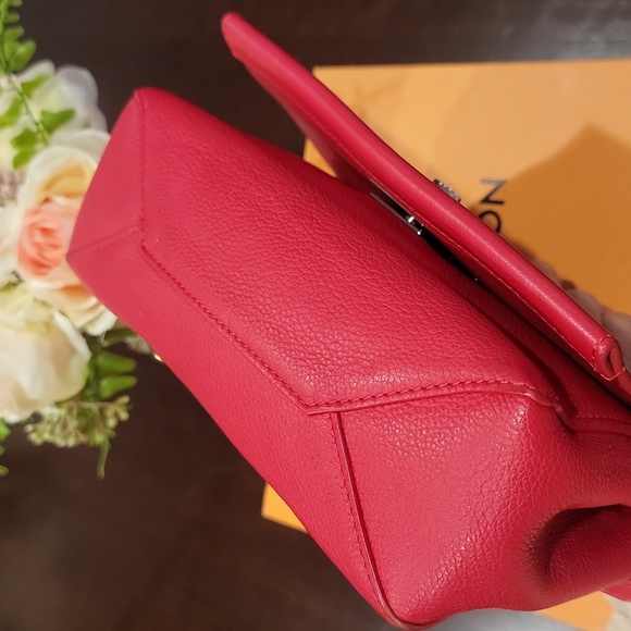 Authentic Louis Vuitton Lockme II BB Poppy chained bag - Picture 9 of 16